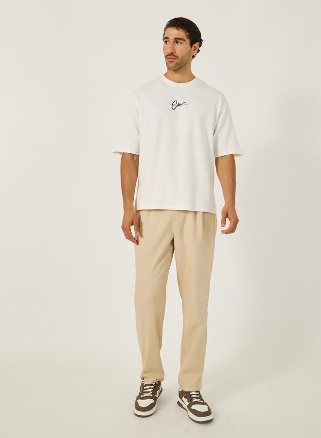 ستايلي تيشيرت أوفر سايز بياقة دائرية وطبعة شعار - Image 3